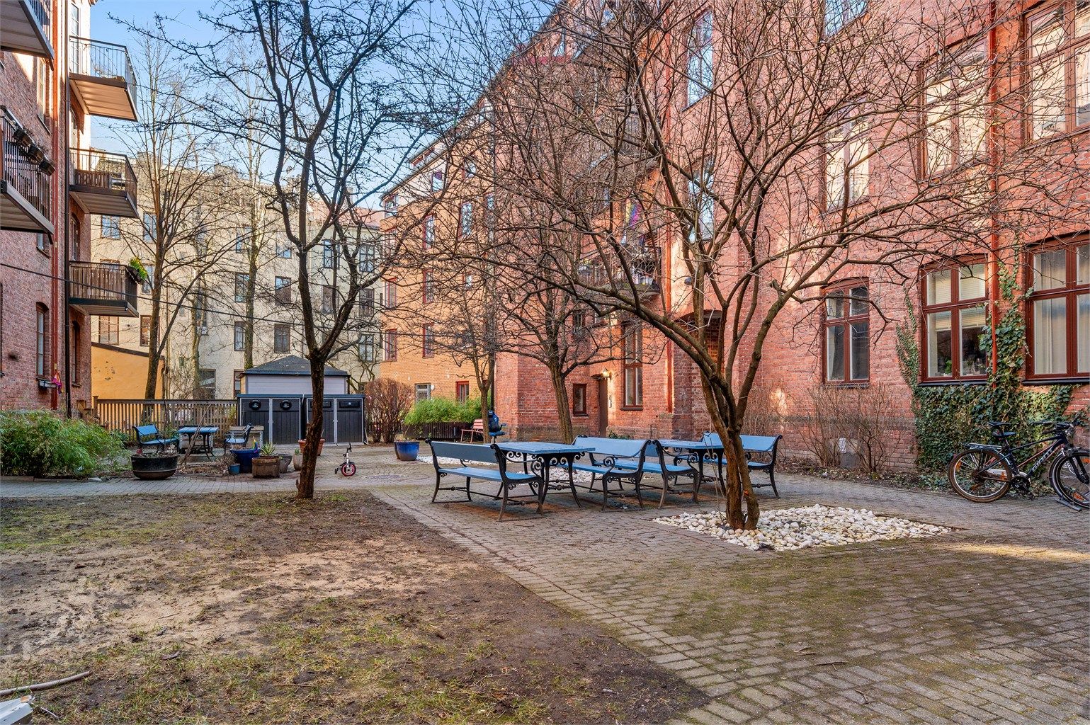 Borettslaget har en hyggelig, felles bakgård for beboerne.