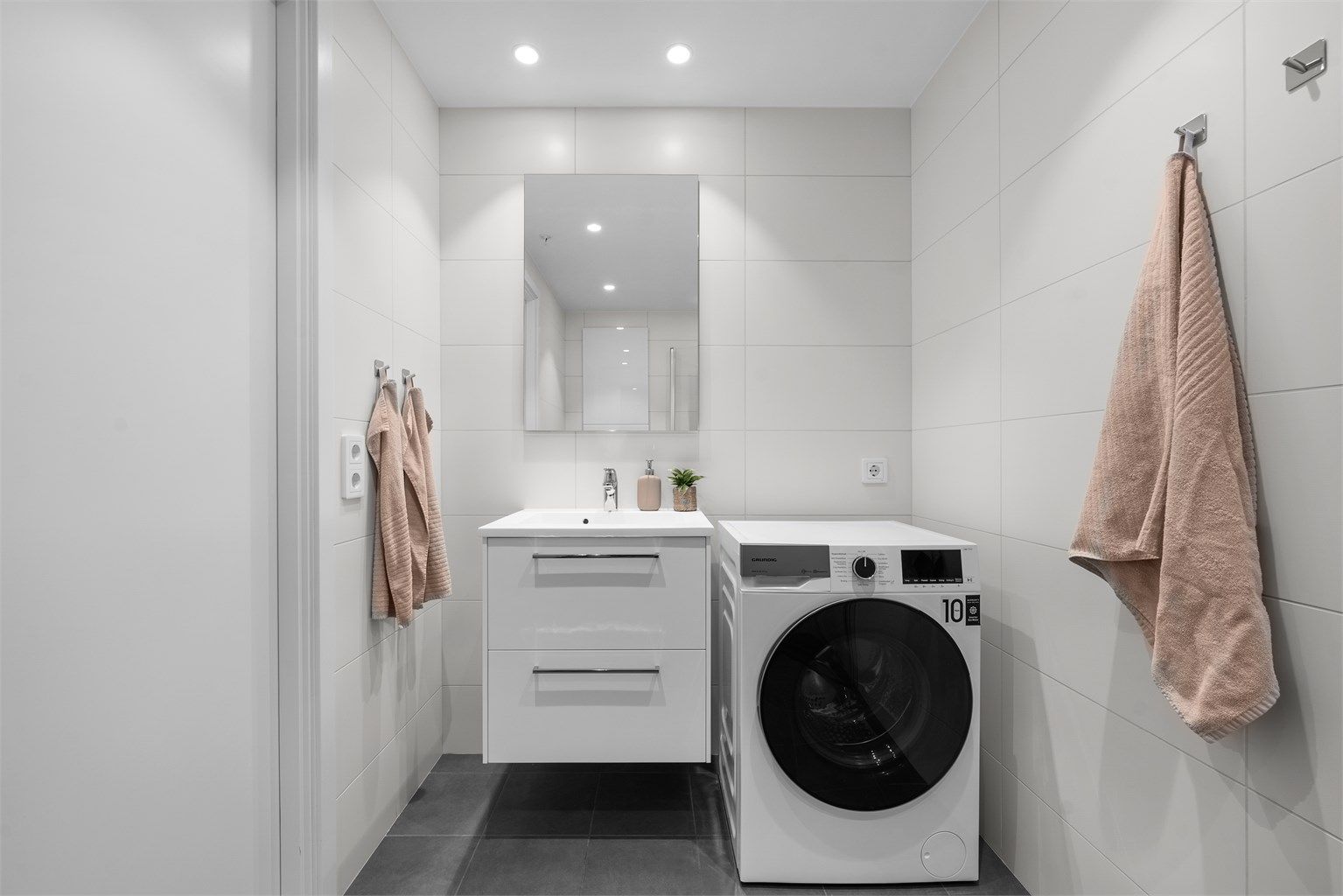 Badet er innredet med en romslig servantseksjon med skuffer.