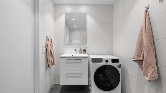 Badet er innredet med en romslig servantseksjon med skuffer.