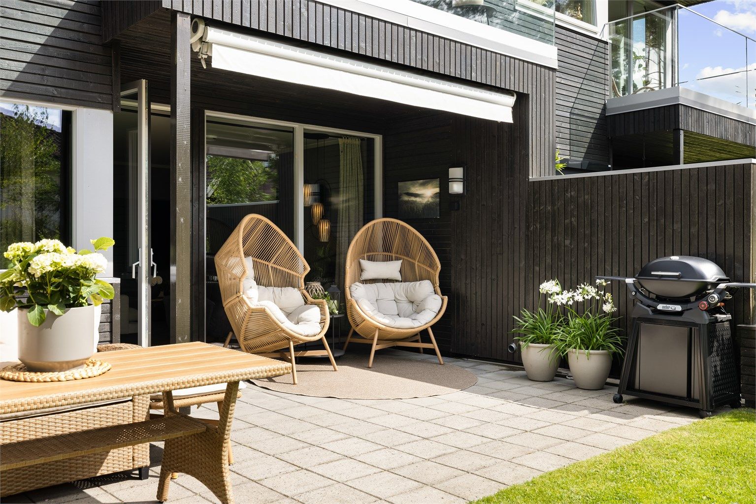 Under markiseduken er det sval skygge på varme dager og i tillegg lunt på lyse sommerkvelder.