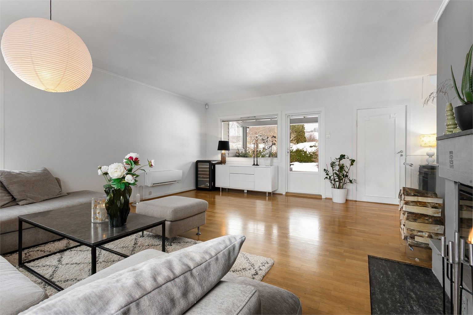 Stue med utgang til terrasse