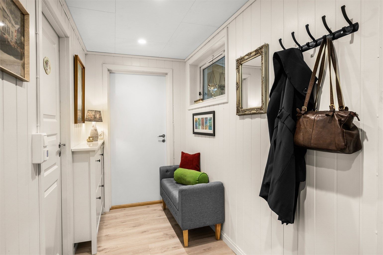 Velkommen inn! Romslig entré med god plass til oppbevaring av yttertøy og sko.