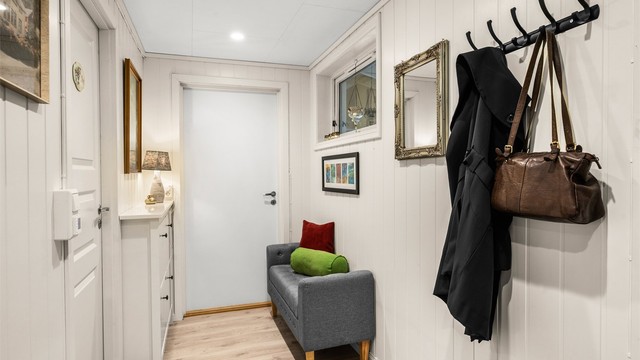 Velkommen inn! Romslig entré med god plass til oppbevaring av yttertøy og sko.