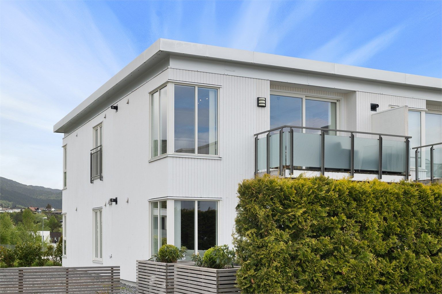 Velkommen til Gamle Flisnesvegen 34B, en tiltalende og moderne 3-roms eierleilighet med vestvendt balkong med gode sol og utsiktsforhold presentert av Daglig leder/Eiendomsmegler Preben Willmann i Krogsveen Sunnmøre