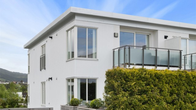 Velkommen til Gamle Flisnesvegen 34B, en tiltalende og moderne 3-roms eierleilighet med vestvendt balkong med gode sol og utsiktsforhold presentert av Daglig leder/Eiendomsmegler Preben Willmann i Krogsveen Sunnmøre