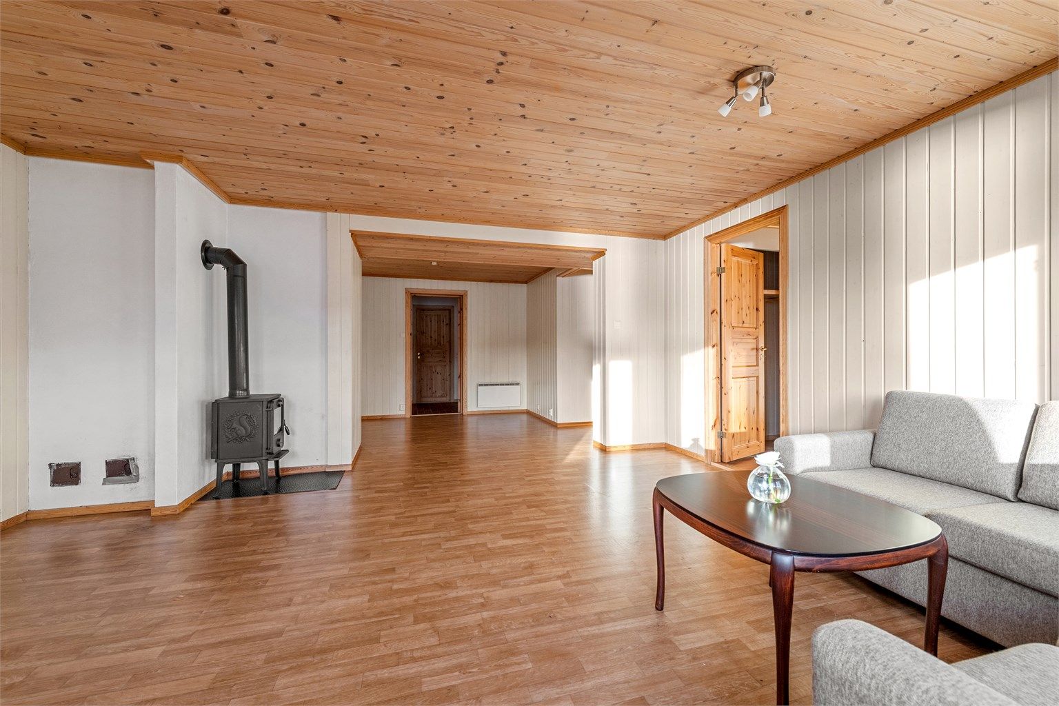 Stue i underetasjen med vedovn (ikke byggemeldt og godkjent innredet)