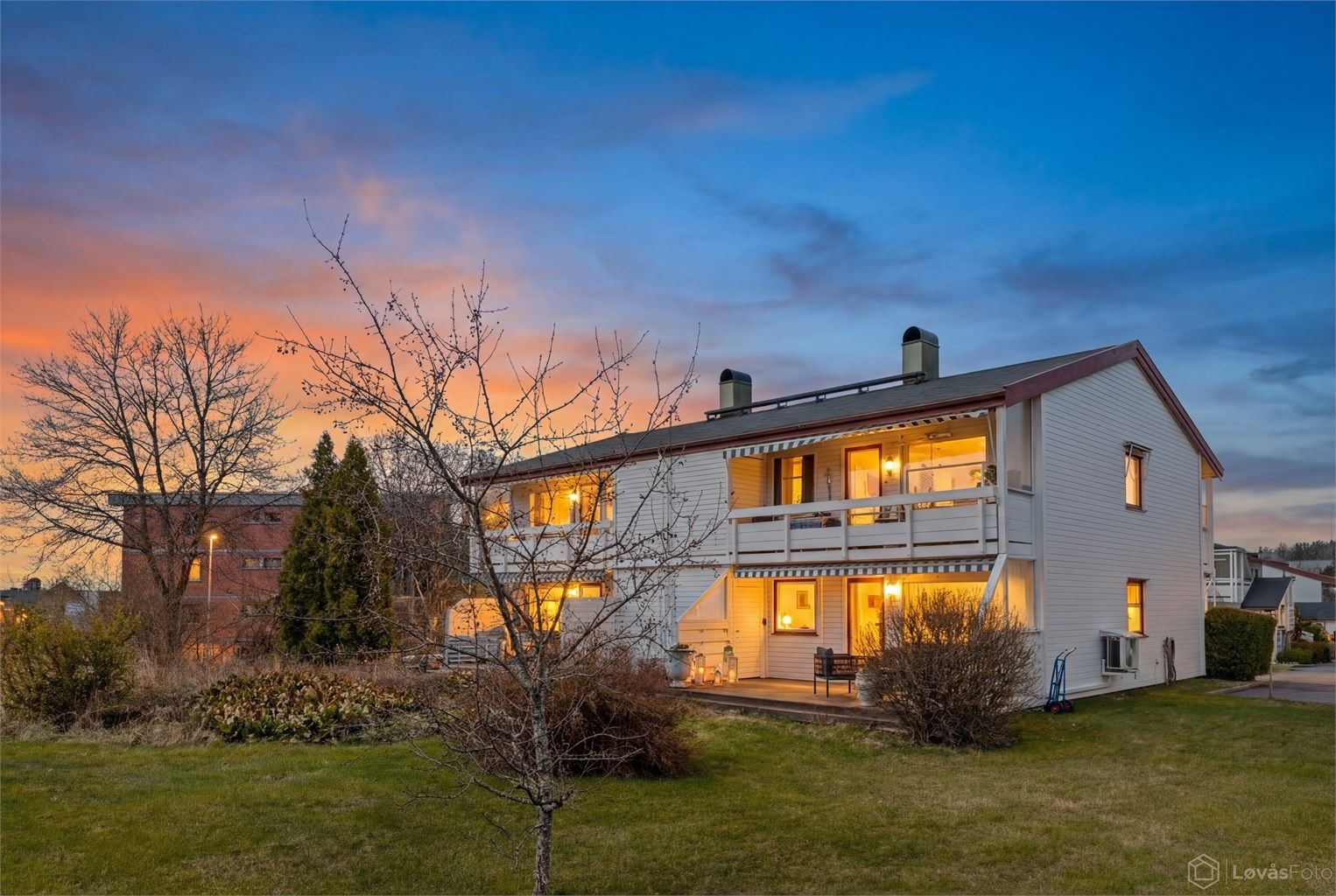 Leiligheten har en sjelden god beliggenhet i et fredelig nabolag med nærhet til turmuligheter og servicetilbud.