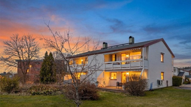 Leiligheten har en sjelden god beliggenhet i et fredelig nabolag med nærhet til turmuligheter og servicetilbud.