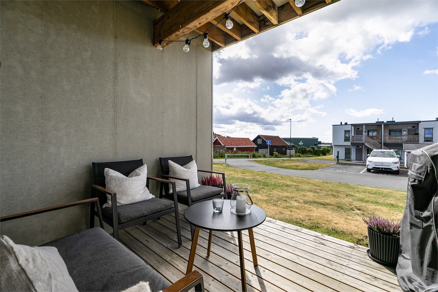 Et nær heldekkende overbygg gjør det mulig å benytte terrassen selv om sommerværet ikke er på sitt aller beste.