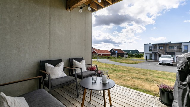 Et nær heldekkende overbygg gjør det mulig å benytte terrassen selv om sommerværet ikke er på sitt aller beste.