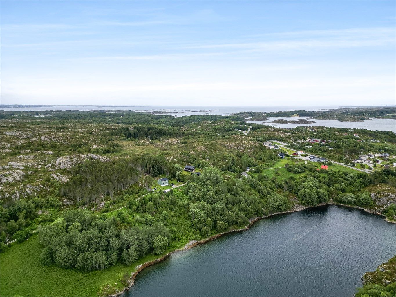 I dag slås gresset av eksterne.  
Kjøper står fritt til å velge hvordan driveplikten skal oppfylles videre.