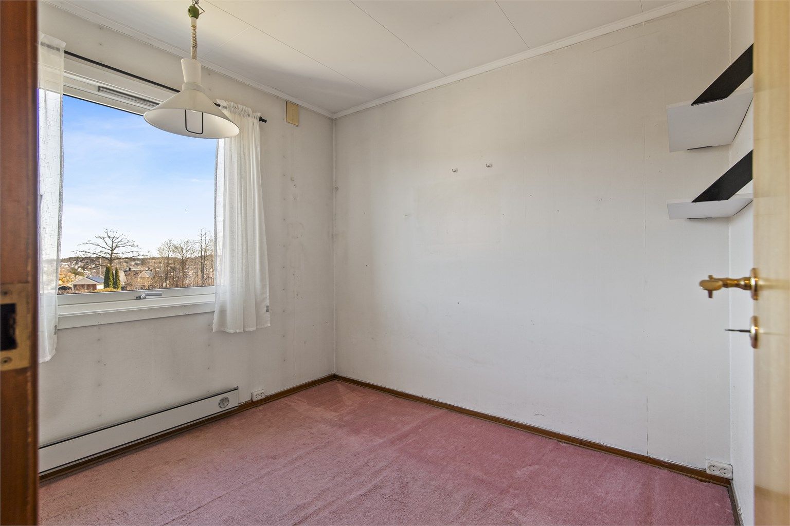 Det tredje soverommet passer godt som barnerom, gjesterom eller kontor.