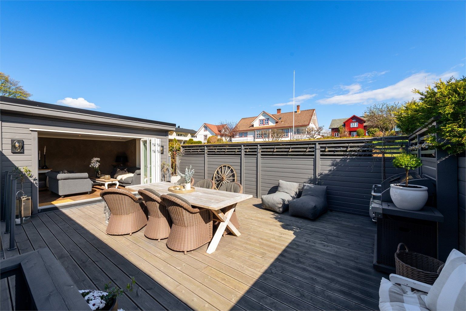 Her er det god plass til både spisebord og grill, perfekt for sommerkvelder