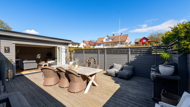 Her er det god plass til både spisebord og grill, perfekt for sommerkvelder