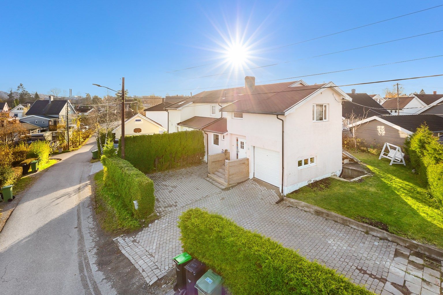 Velkommen til Viggo Hansteens vei 22! En stor og innholdsrik tomannsbolig over 3 plan.