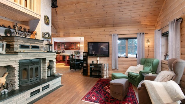 Flott murt peis på stuen med innsats som gir en lun og hyggelig atmosfære