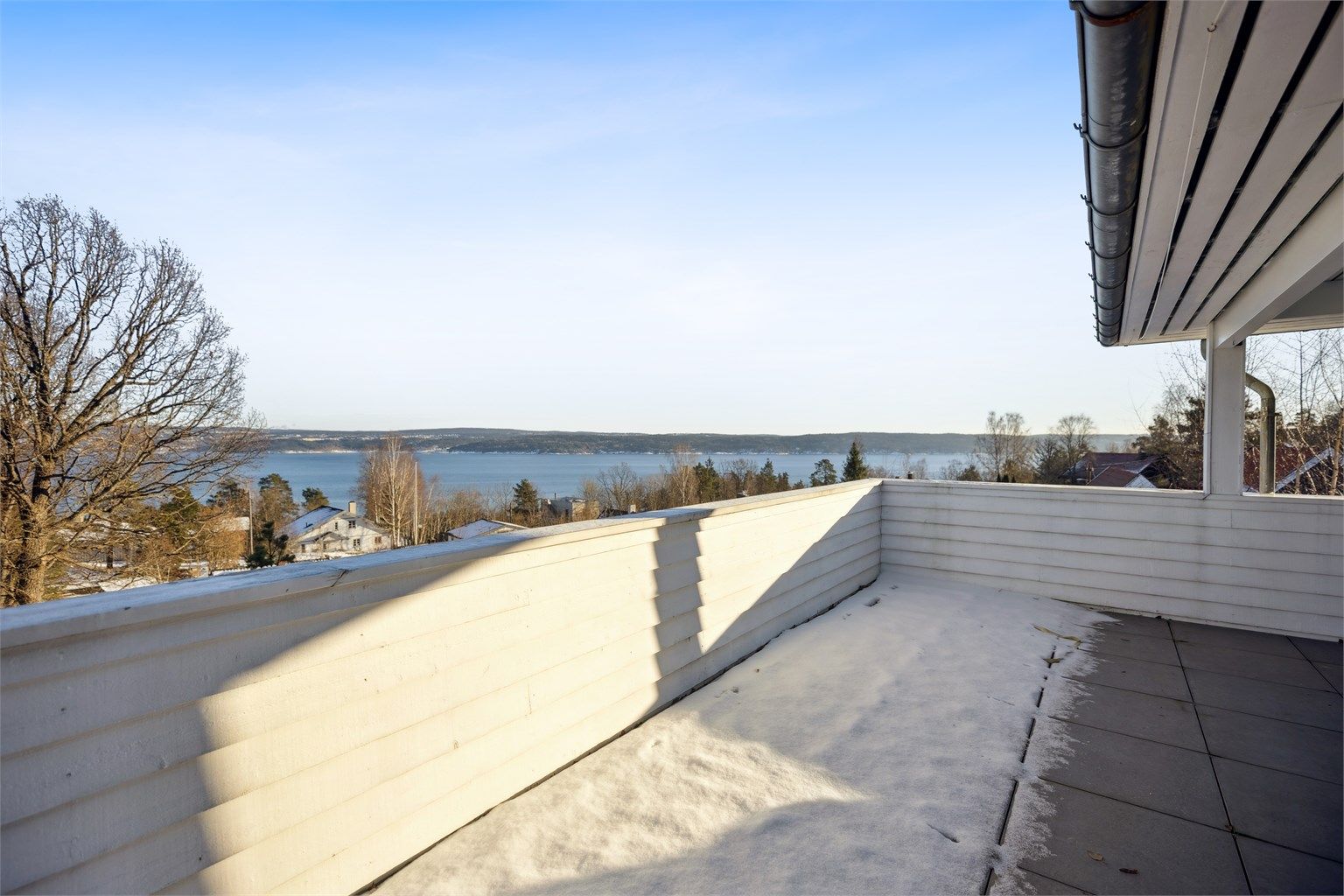 Takterrassen på 30 kvm er delvis overbygget og har panoramautsikt mot fjorden.