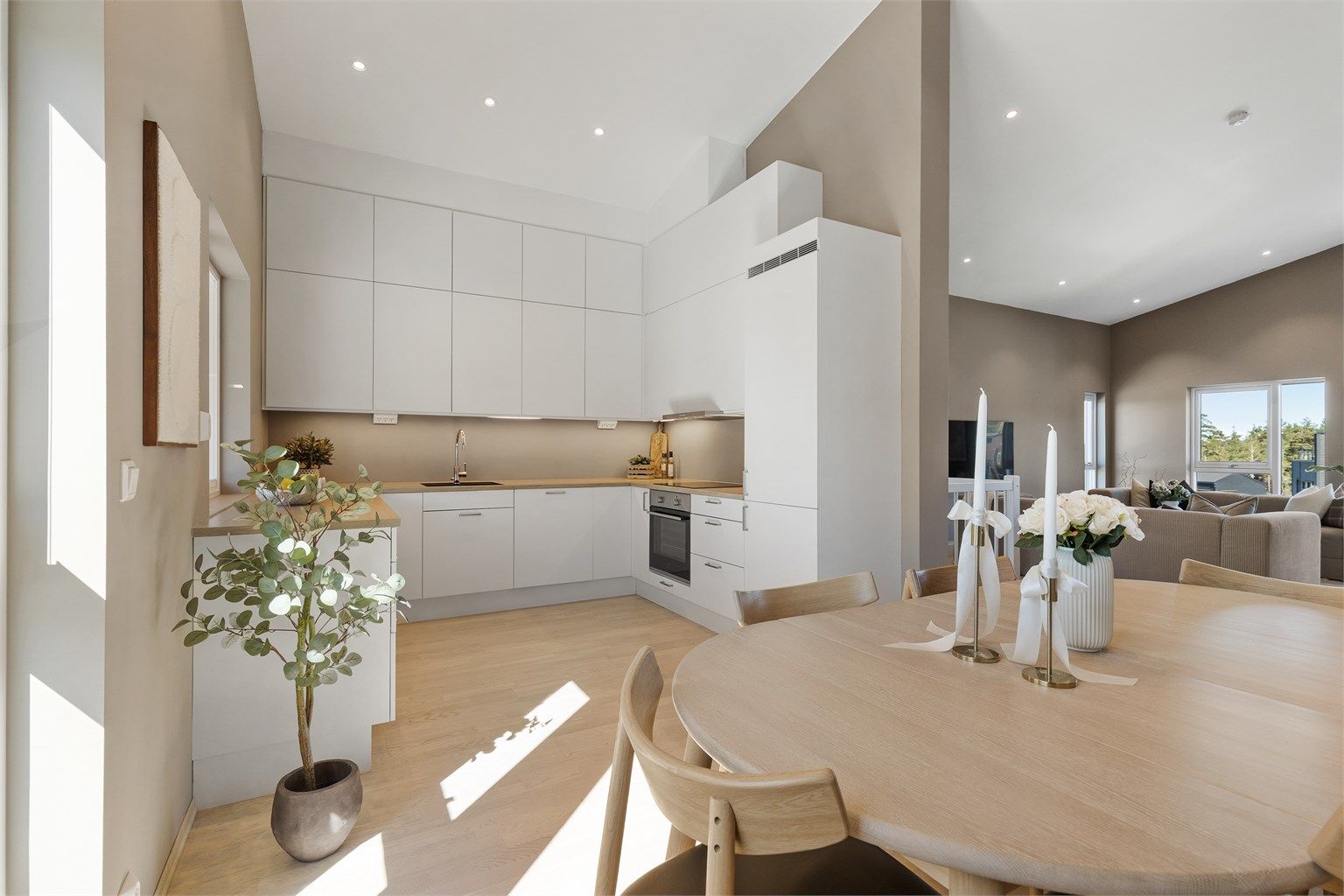 Kjøkkeninnredning fra Sigdal med laminert benkeplate og integrerte hvitevarer. Gulvet har behagelig gulvvarme.