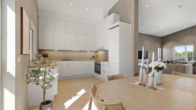 Kjøkkeninnredning fra Sigdal med laminert benkeplate og integrerte hvitevarer. Gulvet har behagelig gulvvarme.