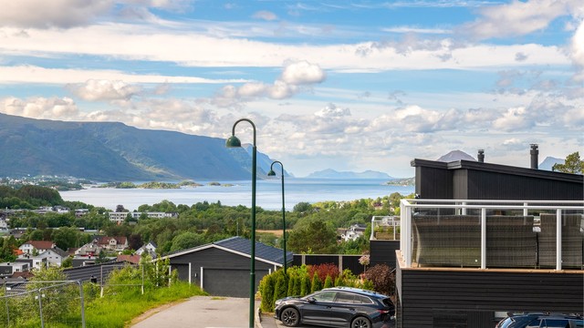 Fra eiendommen er det kort vei til fine turstier i området