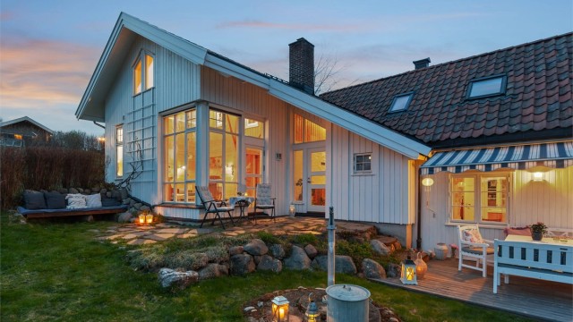 Eiendommen er pent opparbeidet med gårdsplass i grus og belegningsstein, steinheller og natursteinsmurer som gir et solid og helhetlig uttrykk.