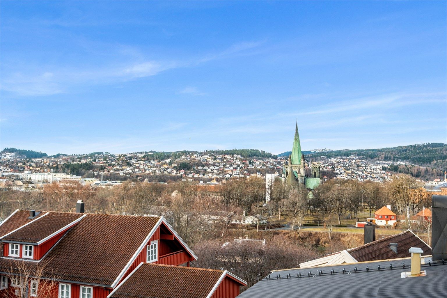 Følger du Bakklandet langs Nidelven, kommer du videre til Solsiden og Nedre Elvehavn på rundt 15–20 minutter til fots. Her finner du et stort utvalg av restauranter, butikker og et pulserende byliv både på dagtid og kveldstid.