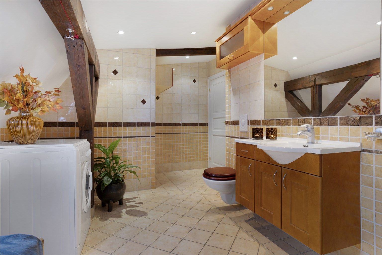 Pent flislagt bad med gulvvarme, downlights i himling og opplegg for vaskemaskin. 