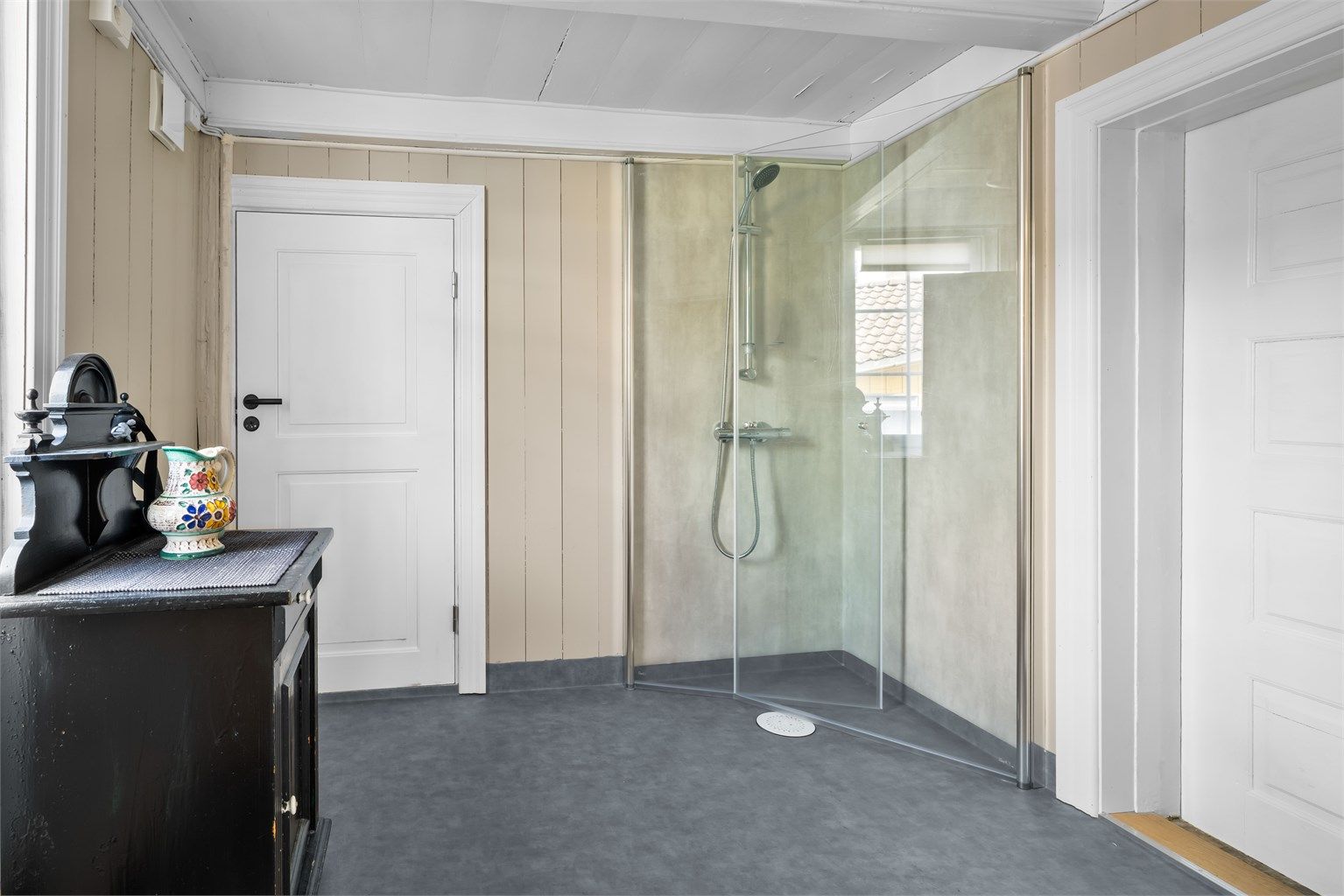Badet i andre etasje har dusjhjørne med glassvegger. Badet ble oppgradert i 2024.