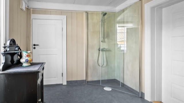 Badet i andre etasje har dusjhjørne med glassvegger. Badet ble oppgradert i 2024.