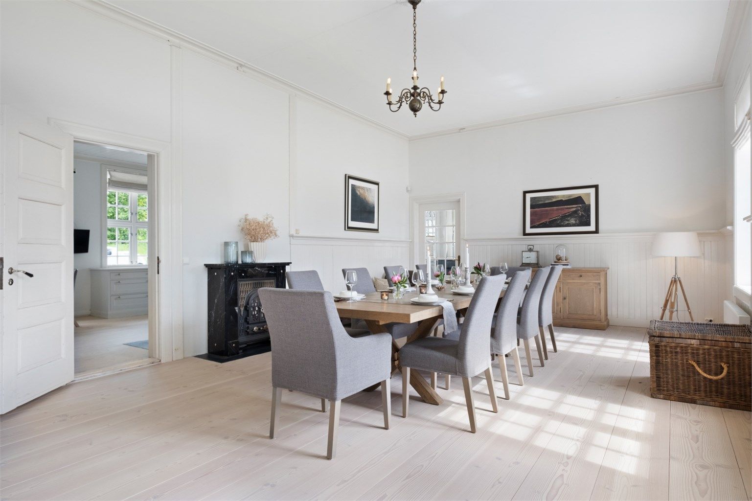 Spisestuen er et representativt rom med plass til store selskaper