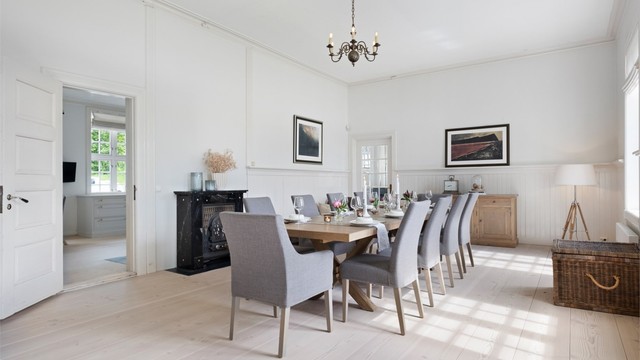 Spisestuen er et representativt rom med plass til store selskaper