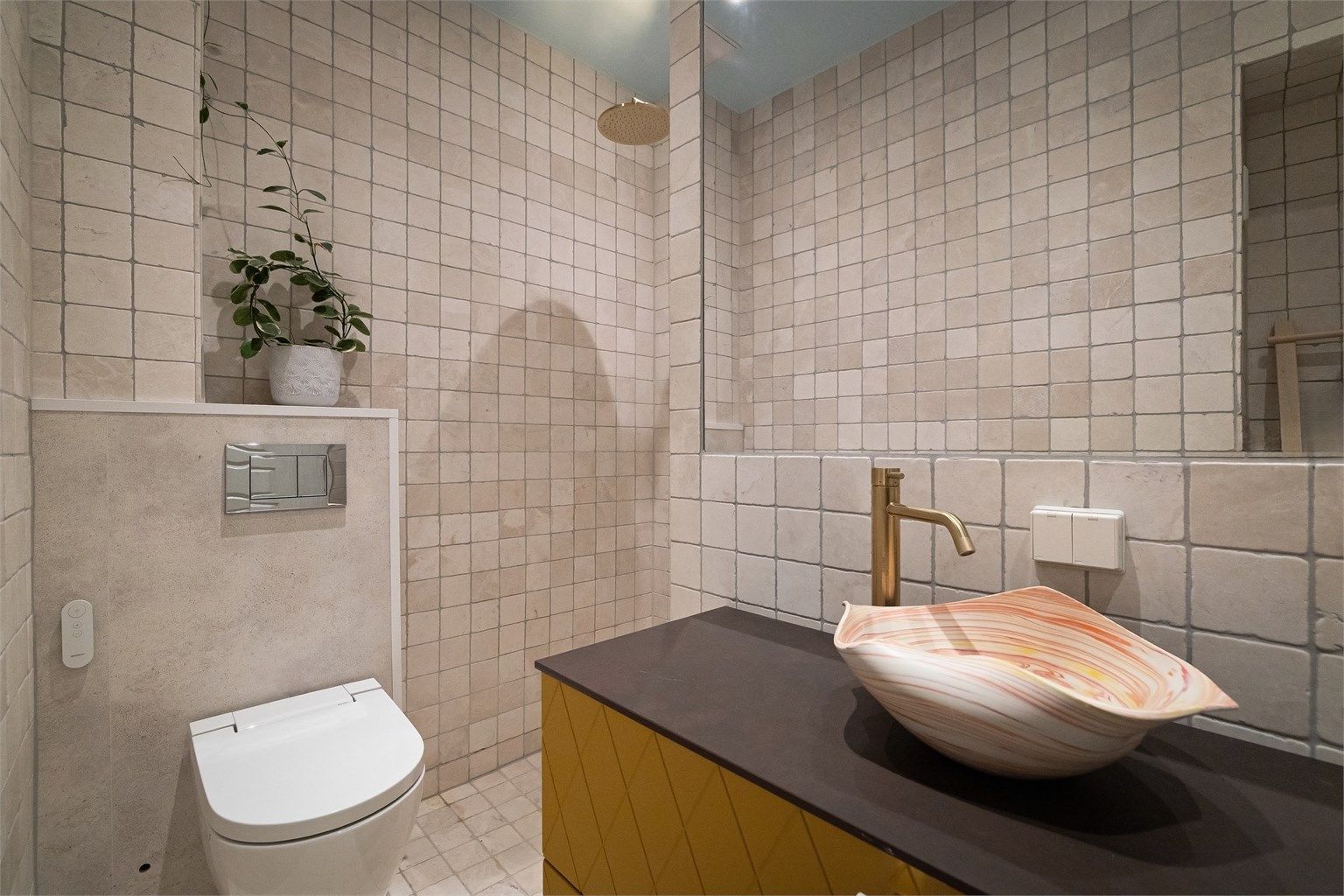 Innredet med vegghengt klosett, innfelt speil og dusjhjørne. Opplegg for vaskemaskin. Geberit AquaClean ALBA dusjtoalett.