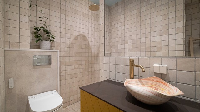 Innredet med vegghengt klosett, innfelt speil og dusjhjørne. Opplegg for vaskemaskin. Geberit AquaClean ALBA dusjtoalett.