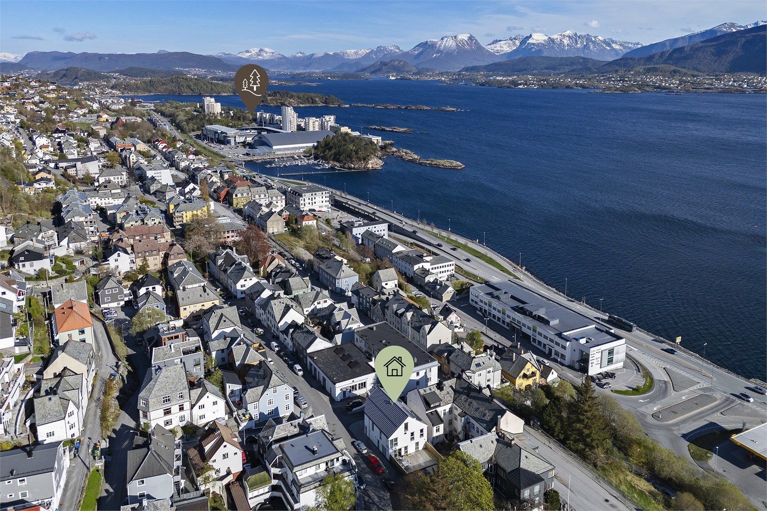 Color Line Stadion med eliteseriefotball for både kvinner og herrer, samt Volsdalsberga med parkområde og badeplasser ligger ca 1,5 km unna