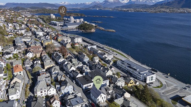 Color Line Stadion med eliteseriefotball for både kvinner og herrer, samt Volsdalsberga med parkområde og badeplasser ligger ca 1,5 km unna