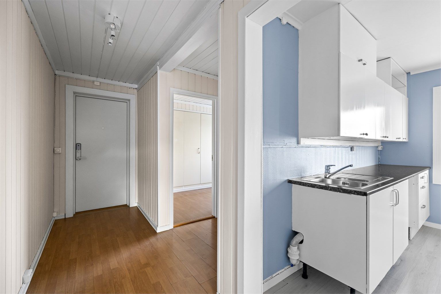 Lys entré som binder rommene i boligen sammen.