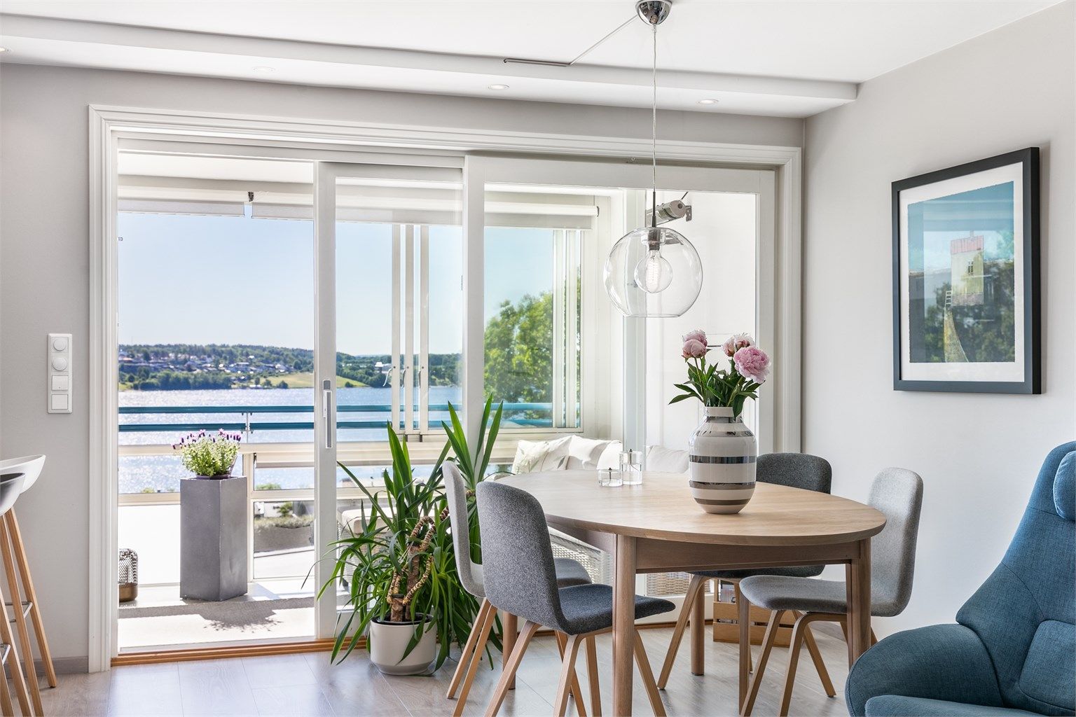 Heve-/skyvedør ble installert i stuen samtidig med oppussing i 2016. Med spisebordet foran de store vinduene får du følge av den fine sjøutsikten til måltidene.