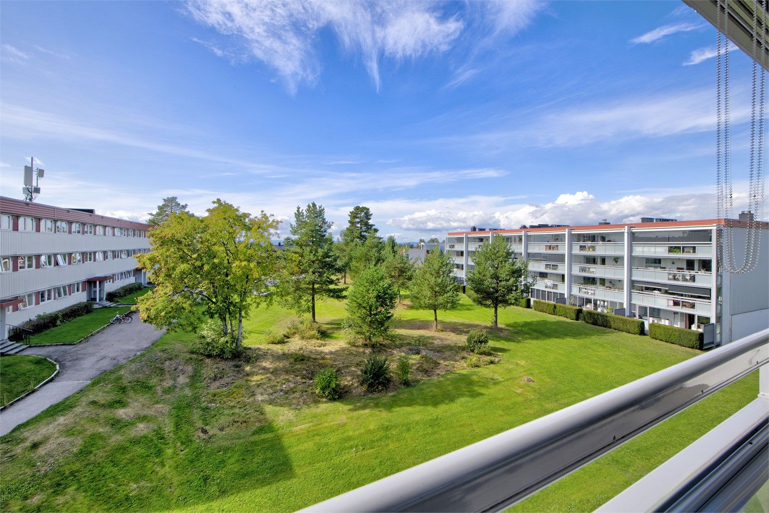 Sebastian Håbesland v/Krogsveen presenterer Røyskattveien 2C - toppleilighet med flott beliggenhet med pent utsyn og lite innsyn - sol til sen kveld - fotograf: Oddphoto