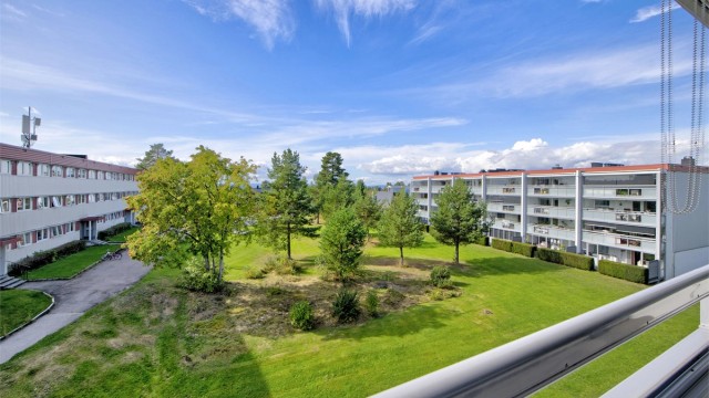 Sebastian Håbesland v/Krogsveen presenterer Røyskattveien 2C - toppleilighet med flott beliggenhet med pent utsyn og lite innsyn - sol til sen kveld - fotograf: Oddphoto
