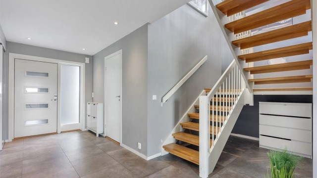 Romslig entré med flislagt gulv og god plass til oppbevaring av yttertøy. Bilder er tatt i 2023 og det vil derfor kunne være slitasje og bruksmerker som ikke fremgår av bildene.
