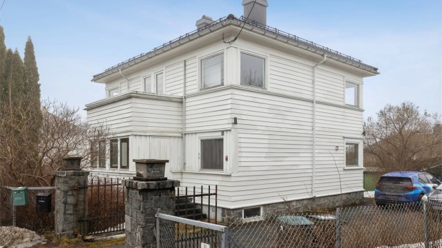 Eiendommen har en klassisk arkitektur med valmtak og trekledning. Taket ble belagt med nye takplater av metall i 2017.