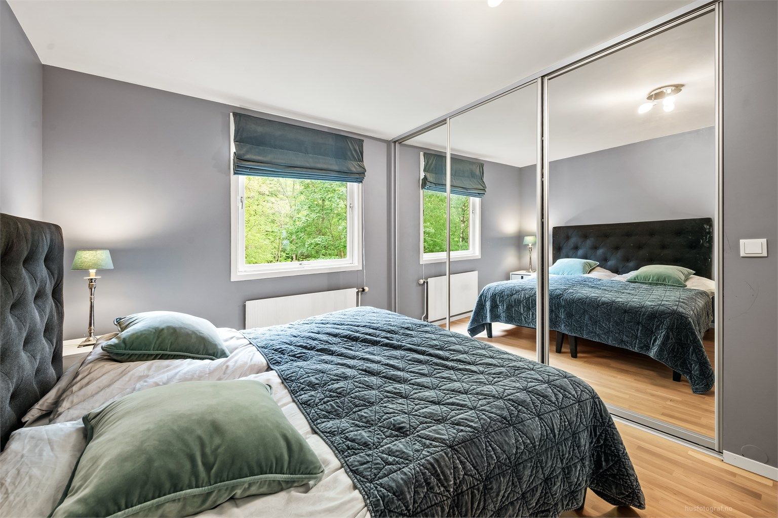 Hovedsoverommet har en romslig, innebygget skyvedørsgarderobe med speilfronter fra 2017.