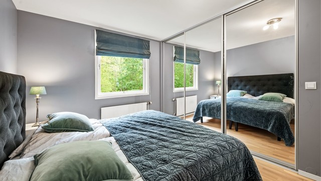 Hovedsoverommet har en romslig, innebygget skyvedørsgarderobe med speilfronter fra 2017.