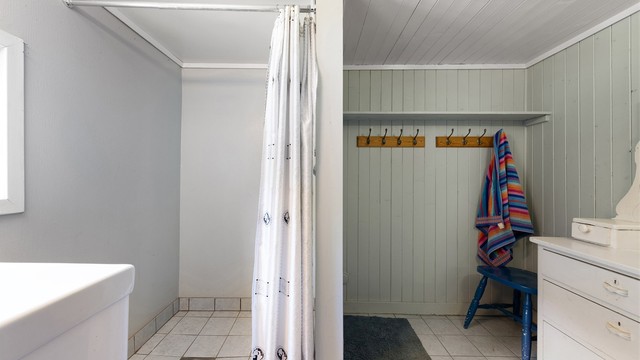 Baderommet i stabburet har flislagt gulv med varmekabler og dusjhjørne.