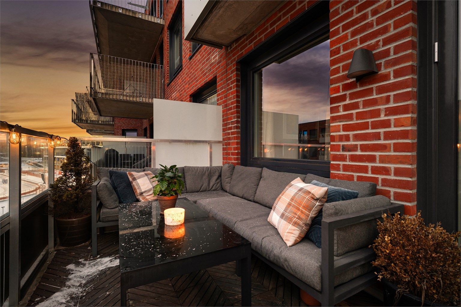 Balkongen har god plass til ønsket utemøblement- perfekt for å nyte årets varmere dager i eget hjem. 