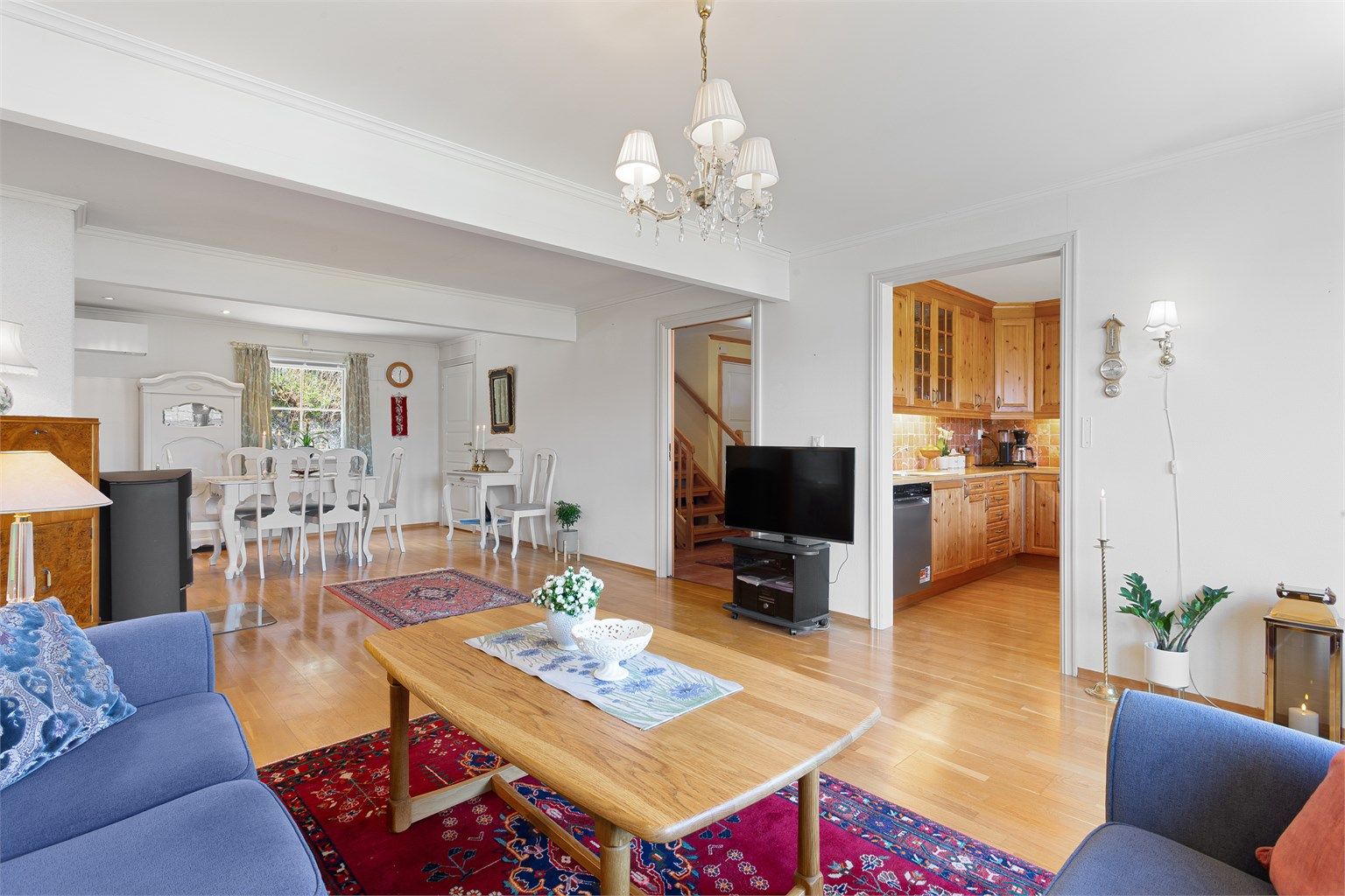 Innvendige overflater: Fliser på gulv og gulvvarme i entré. Parkett på gulv. Malte vegger. Malt himling.