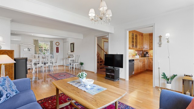 Innvendige overflater: Fliser på gulv og gulvvarme i entré. Parkett på gulv. Malte vegger. Malt himling.