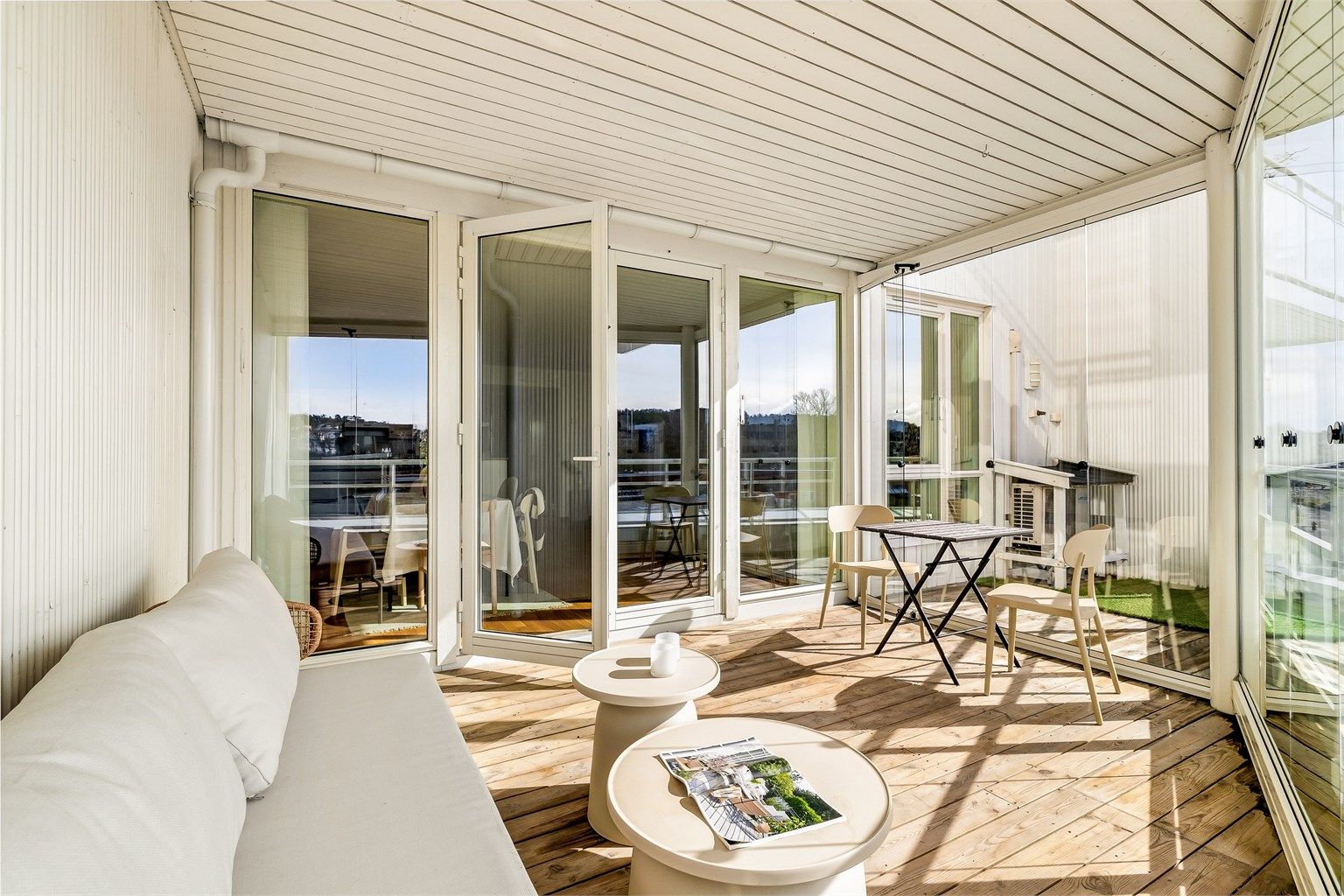 Fra den innglassede verandaen er det videre adkomst til en åpen altan på 4,7 m².