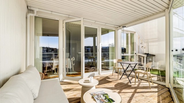 Fra den innglassede verandaen er det videre adkomst til en åpen altan på 4,7 m².