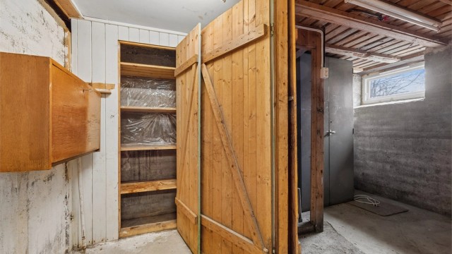 Kjelleren har bod-dører av treverk og utgjør et solid lagringsareal.